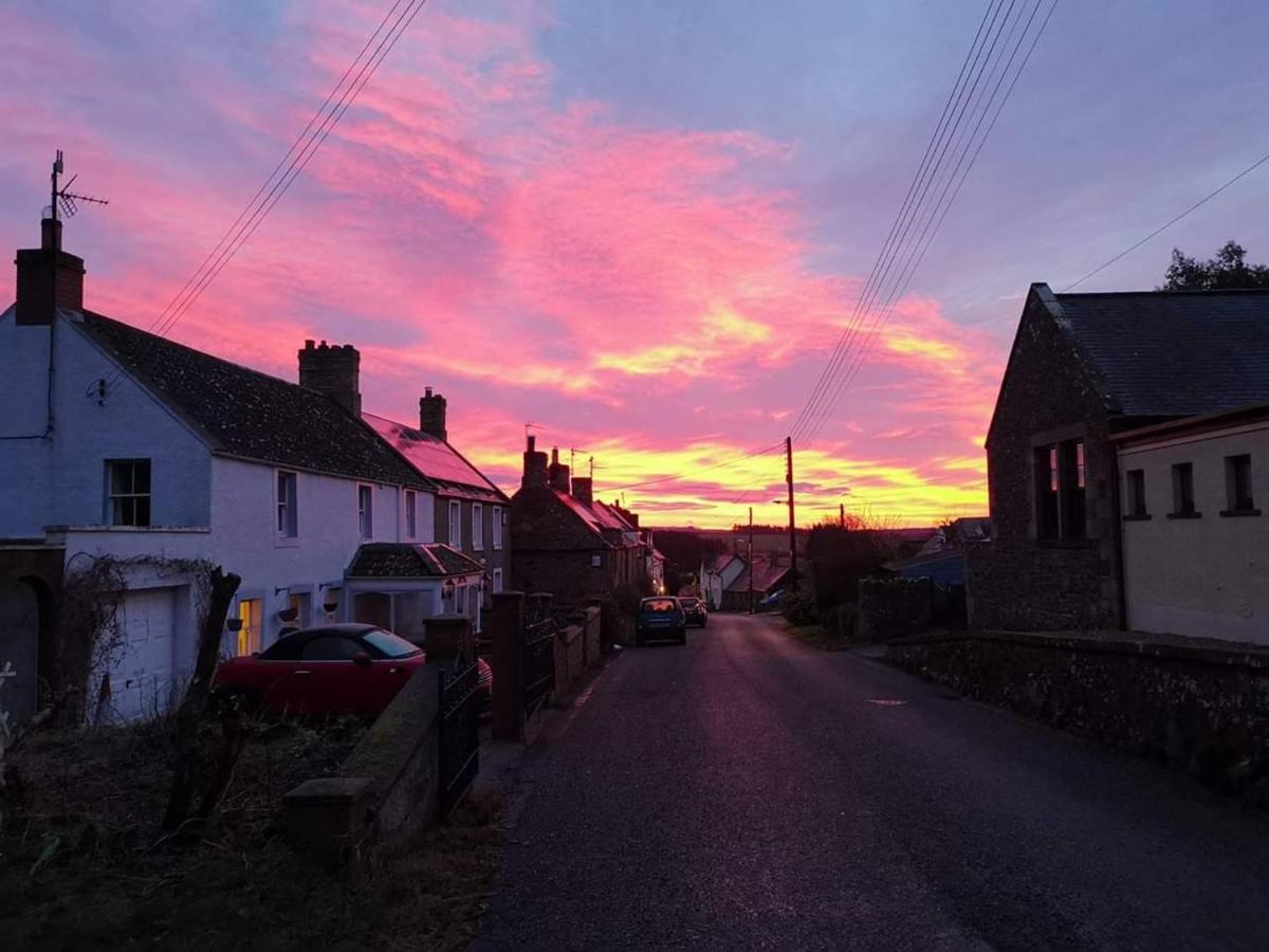 Relax In A 1 Bedroom Apartment Near A Country Pub アイマス エクステリア 写真