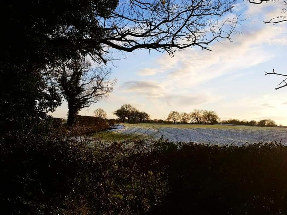Relax In A 1 Bedroom Apartment Near A Country Pub アイマス エクステリア 写真