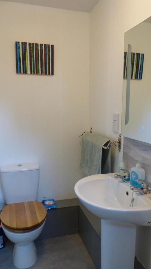 Relax In A 1 Bedroom Apartment Near A Country Pub アイマス エクステリア 写真