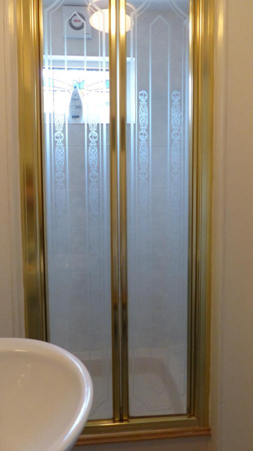 Relax In A 1 Bedroom Apartment Near A Country Pub アイマス エクステリア 写真