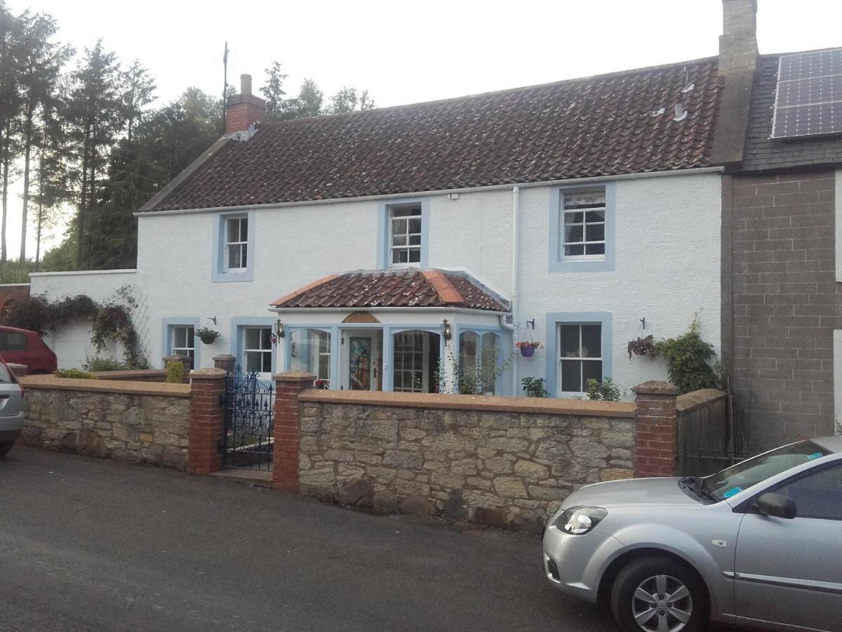 Relax In A 1 Bedroom Apartment Near A Country Pub アイマス エクステリア 写真