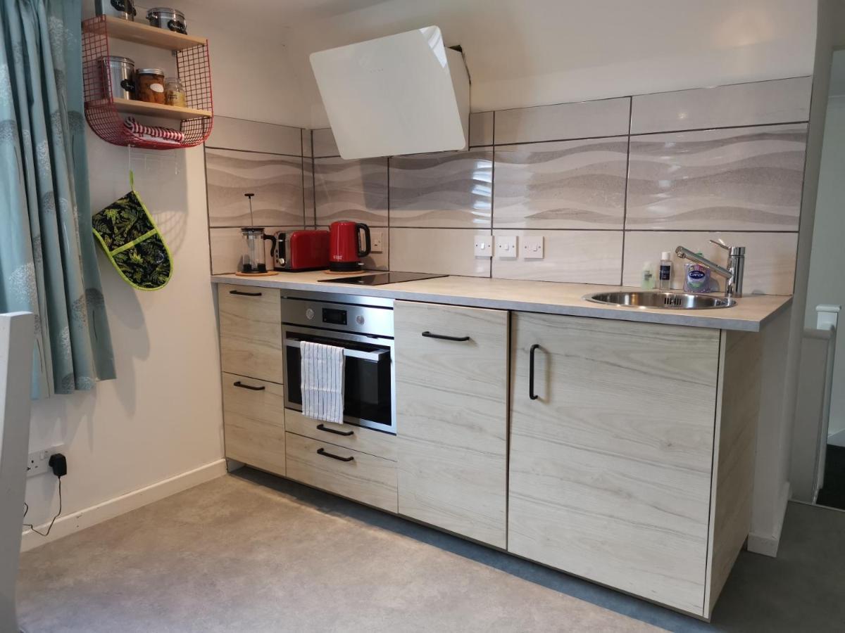 Relax In A 1 Bedroom Apartment Near A Country Pub アイマス エクステリア 写真