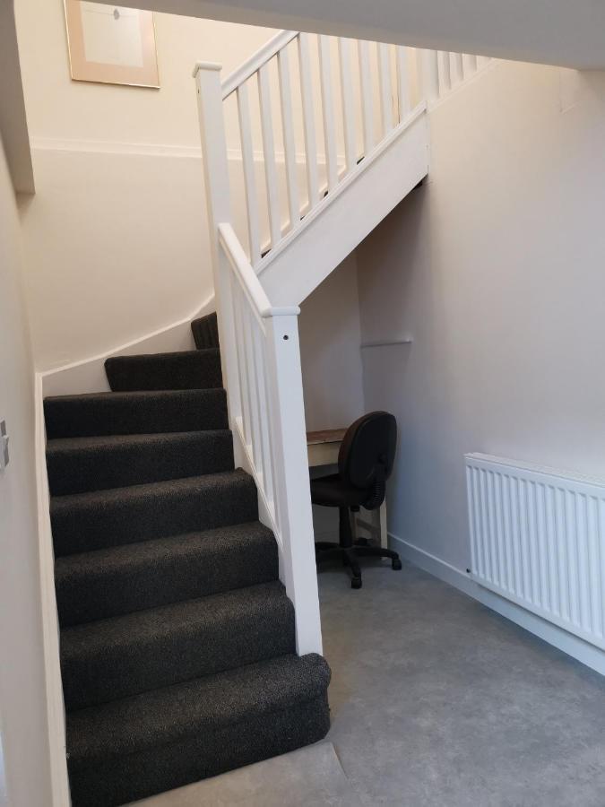 Relax In A 1 Bedroom Apartment Near A Country Pub アイマス エクステリア 写真